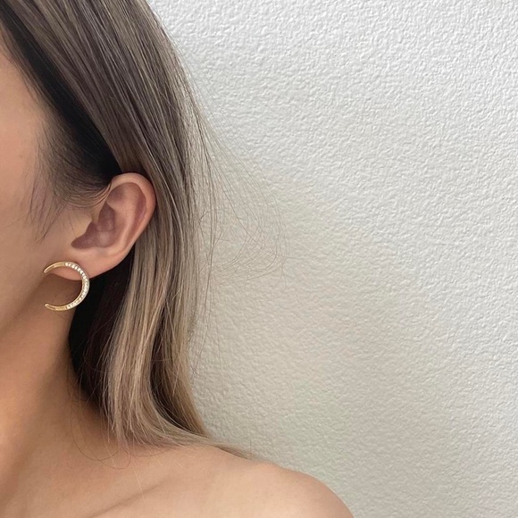 🔥SUMMER SALE🔥18K Gold Plated Sparkly Moon and Star Earrings - Picture 4 of 4